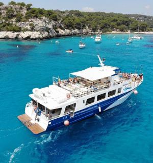 loď s lidmi na vodě