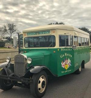 一辆绿色老爷车正沿着街道行驶