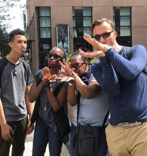 一名男子正在给一群人拍照