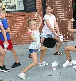 一群年轻女孩摆姿势拍照