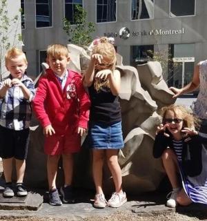 一群孩子站在雕像旁边