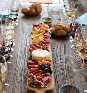 一张木桌上摆满了酒和食物