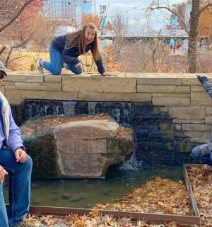 一群人坐在喷泉旁边