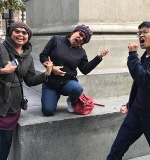 三个人站在窗台上