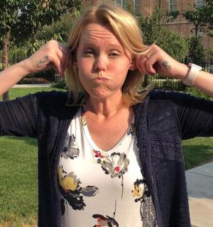 一位双手抱头的女人