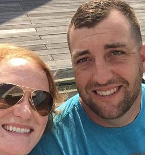 muž a žena se slunečními brýlemi pózují pro fotografii