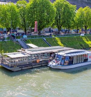 чамац је усидрен у води на реци