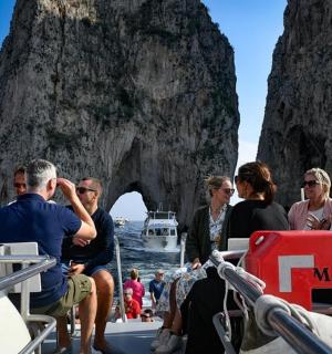 一群人在海上的船上