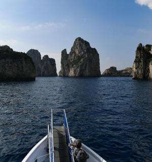 一些大石头附近的水中的一艘船