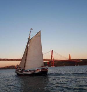 桥前水中的一艘帆船