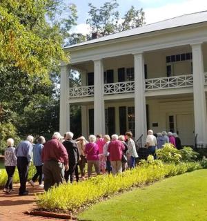 一群人站在一栋建筑物前