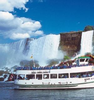 výletní loď před vodopádem