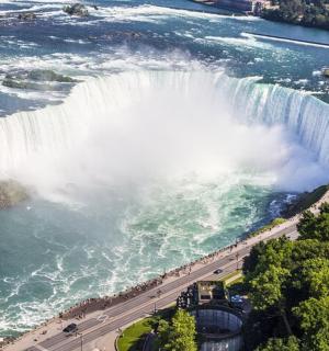 Letecký pohled na vodopád v řece