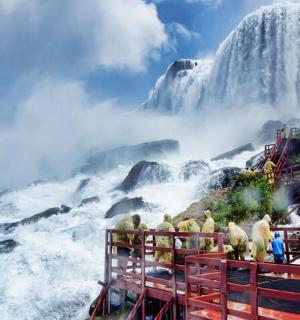 skupina lidí stojící před vodopádem