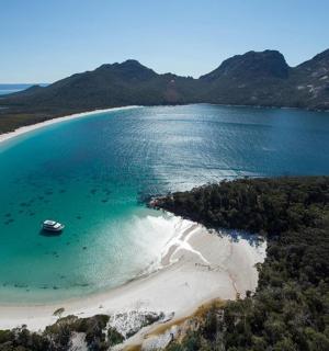 海滩鸟瞰图，水中有一艘船