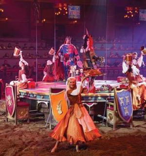 马戏团里一群人围着桌子站着