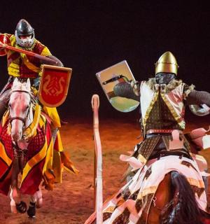 马戏团里两名身穿盔甲的男子骑马