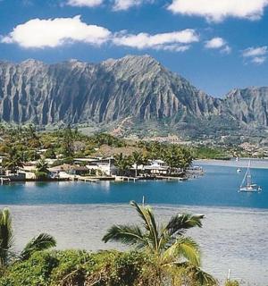 velká vodní plocha s horami v pozadí