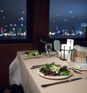 stůl se dvěma talíři jídla na stole