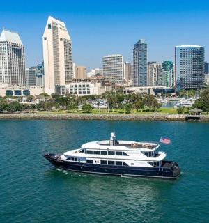 loď ve vodě před městem