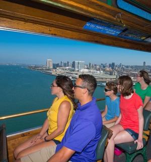 skupina lidí sedících na lodi na vodě