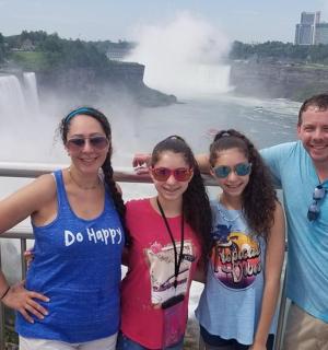 skupina lidí stojící před vodopádem