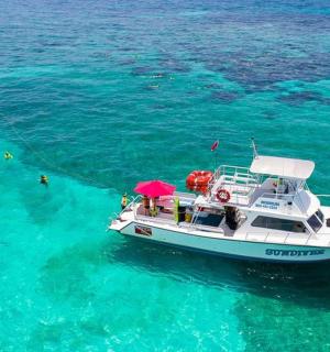 水中有一把伞的白色小船