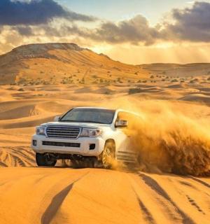 รถบรรทุกสีขาวขับผ่านทะเลทราย