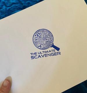 一个人拿着贴有贴纸的冲浪板