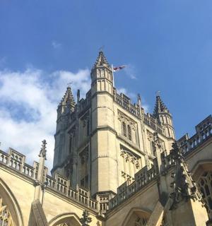 一座顶部有塔的建筑物