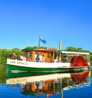 水上载着人的船