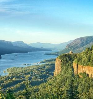 pohled na řeku se stromy a horami