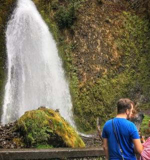 muž a žena stojící před vodopádem