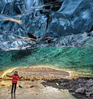 站在洞穴水中的人