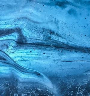 一幅蓝色物质绘画的特写