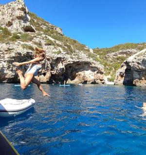 一个女孩从船上跳入水中