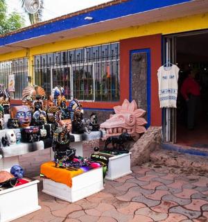 una botiga amb un munt de mascaretes exposades