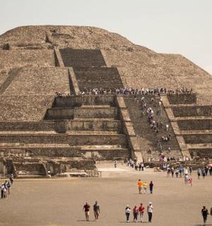 un grup de persones dretes davant d'una piràmide