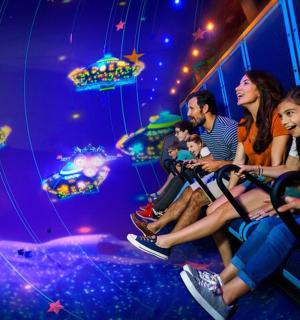 skupina lidí jedoucí na horské dráze