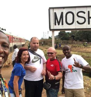 一群人站在标志牌前