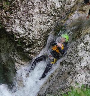muž je na vodopádu v řece