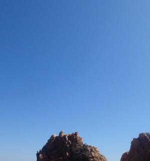 两个人站在岩石顶上