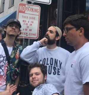 skupina mužů stojících na městské ulici