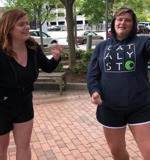 两个女人站在一起