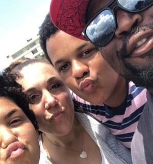 一群人摆姿势拍照