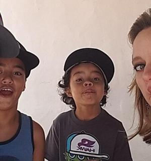 一群年轻人吐着舌头