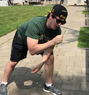 muž sedící na lavičce v parku a jí cigaretu