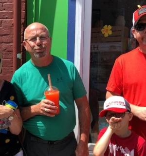 rodina pózující pro fotografii před dveřmi