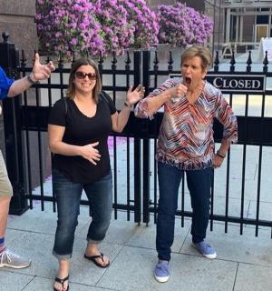 一群人站在栅栏前