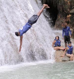 从瀑布上跳下来的人